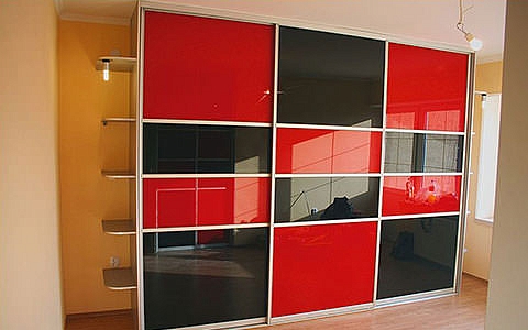 Встроенный шкаф-купе со стеклом Oracal