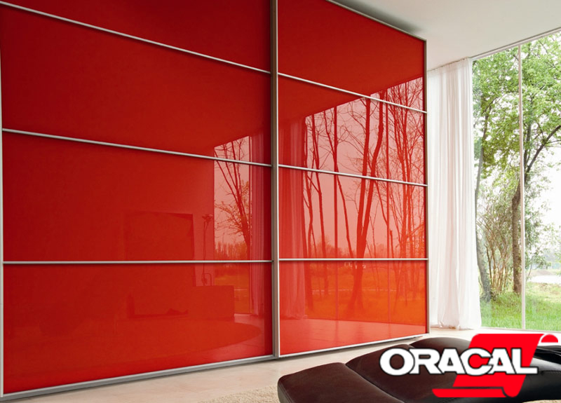 красный шкаф-купе с наклейкой Oracal в дизайне интерьера